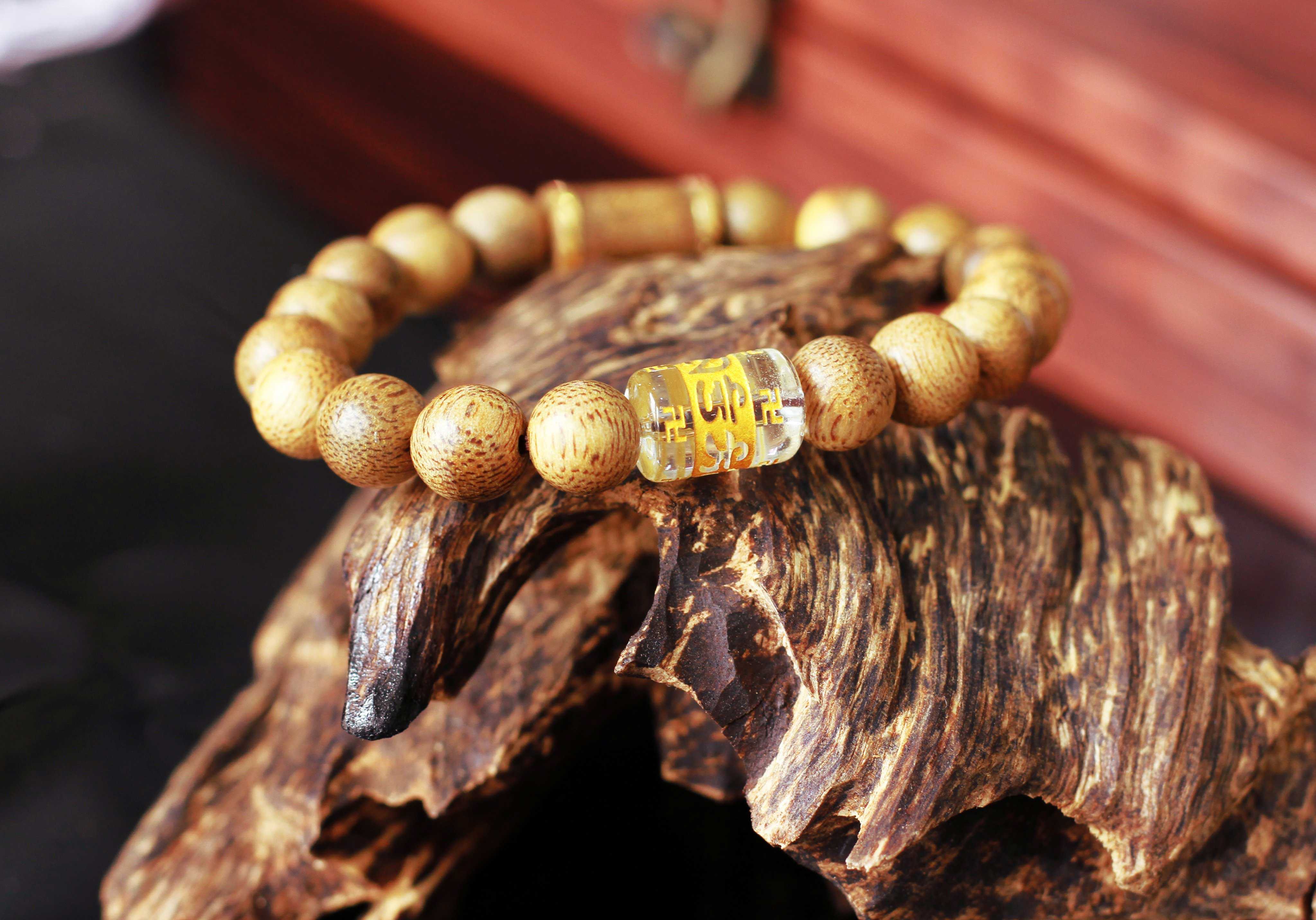 Vòng tay màu trắng - màu hợp mệnh Kim