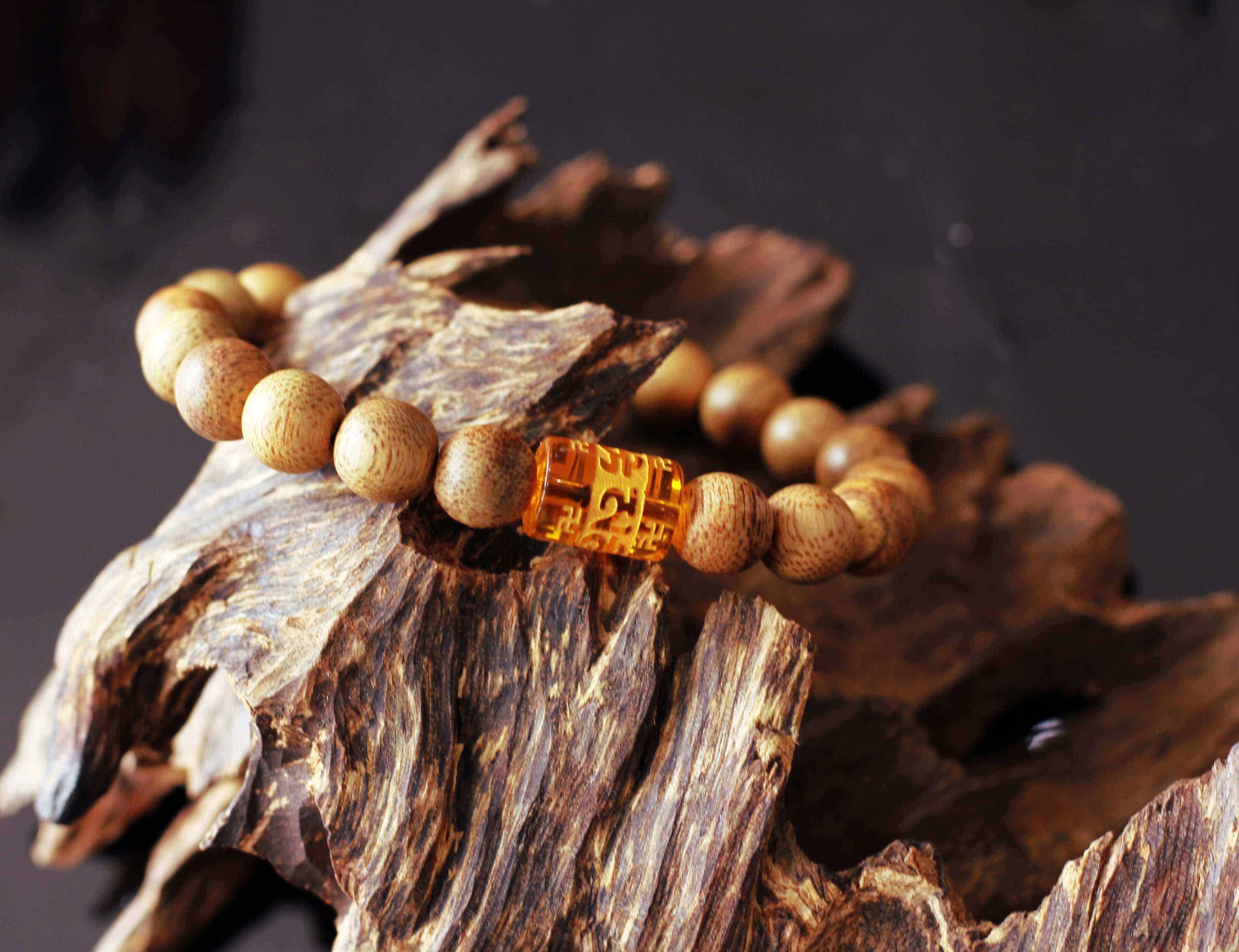 Vòng tay màu vàng - màu hợp mệnh Thổ