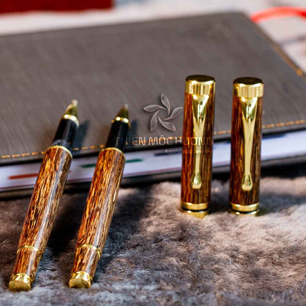 Bút trầm hương Thiên Mộc Hương nổi bật với màu nâu trầm viền vàng tinh xảo, phong cách lịch lãm, phù hợp nhiều đối tượng và đi kèm chính sách bảo hành trọn đời đáng tin cậy