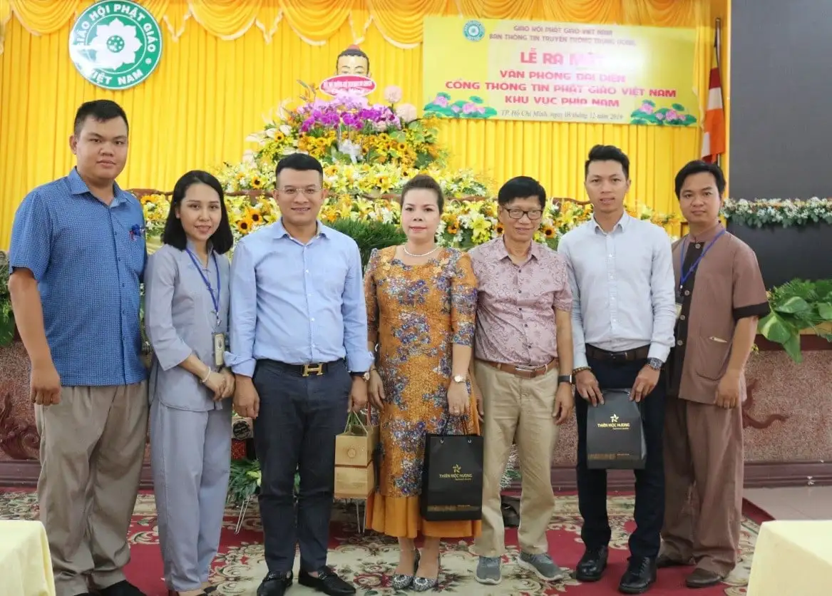 Đại diện thương hiệu Trầm hương Thiên Mộc Hương (ngoài cùng bên trái) chụp ảnh lưu niệm cùng Ban tổ chức.