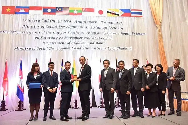 Thiên Mộc Hương trao tặng vòng tay Trầm Hương cho nguyên thủ quốc gia 10 nước ASEAN