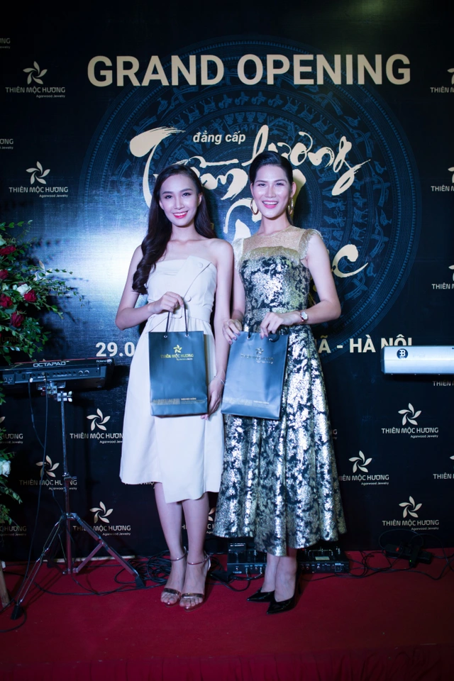 Buổi khai trương showroom có sự góp mặt của khách mời đặc biệt Hoa Hậu Thân Thiện Tại Hoa hậu Hoàn Vũ 2017 Ngọc Anh Nana và người mẫu Hồ Huyền