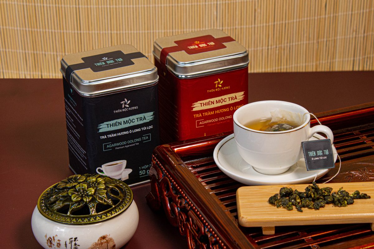 The gift box set THIEN MOC TRA marks the birth of Agarwood oolong tea with a sweet taste and a passionate and attractive aroma. Agarwood oolong tea is an extremely benign, refreshing tea, suitable for all ages.