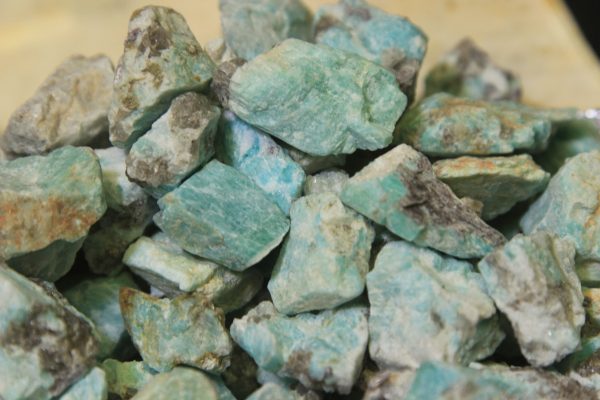 Amazonite là một loại silicat thường có màu xanh lục nhạt