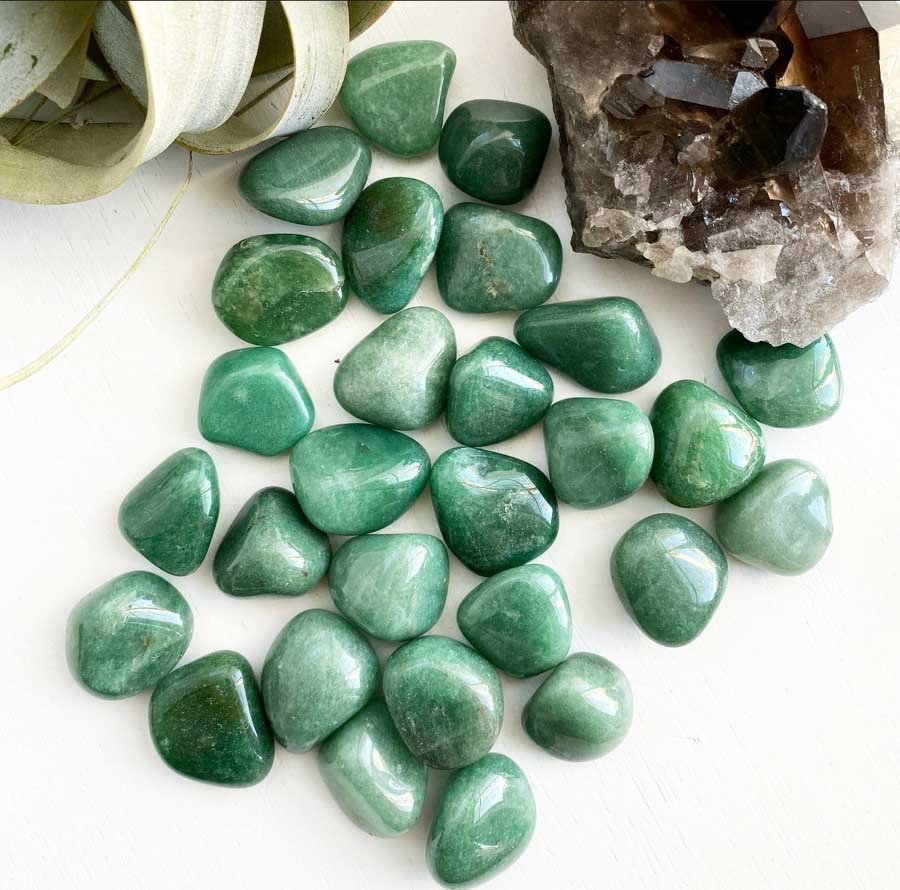 Đá Aventurine phong thủy phù hợp với người mệnh Mộc và Hỏa
