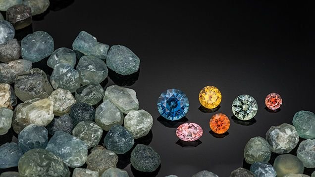 Thực tế, đá Sapphire có nhiều màu sắc khác nhau như tím, vàng, cam, xanh lục nhạt,..