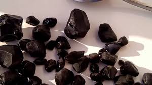 đá sapphire đen