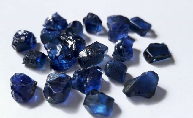 Đá Sapphire xanh đen còn được gọi là Ngọc Bích xanh đen hoặc Hồng Ngọc xanh đen