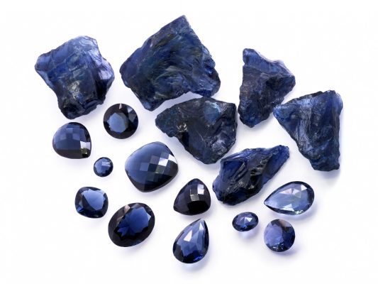 Dựa trên phong thuỷ, đá Sapphire xanh đen hợp với mệnh Thuỷ và Mộc