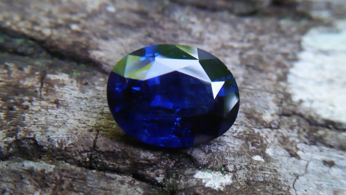 Ý nghĩa phong thuỷ của Sapphire xanh đen 