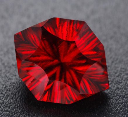 Ngọc lục bảo đỏ là viên đá đại diện cho sư kiên nhẫn vô hạn