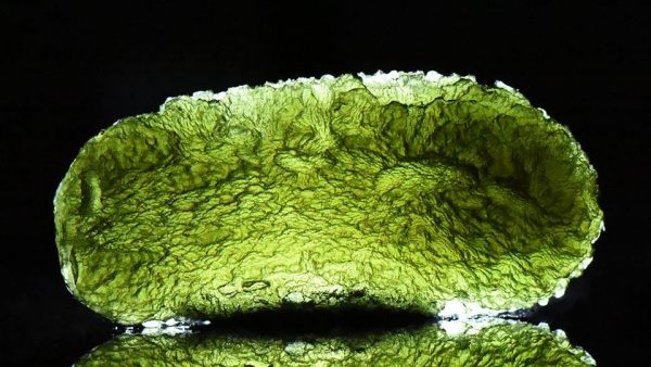 Đá Moldavite là gì? Các thuộc tính đặc biệt của đá Moldavite 