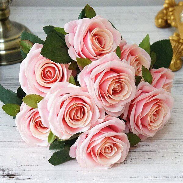 Món quà tặng vợ là hoa hồng tượng trưng cho tình yêu vĩnh cửu