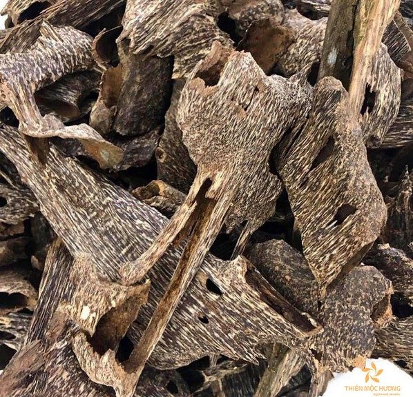 trầm hương miếng là phần gỗ trầm được cắt nhỏ để xông