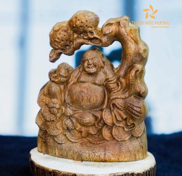 Tượng phật trầm hương Phật Di lặc ngồi gốc cây là biểu tượng tiền tài trong phong thủy