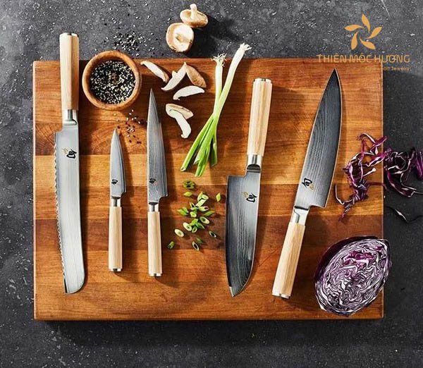 Dụng cụ làm bếp như bộ dao nấu ăn có thể là set quà tặng mẹ hợp lý nhất