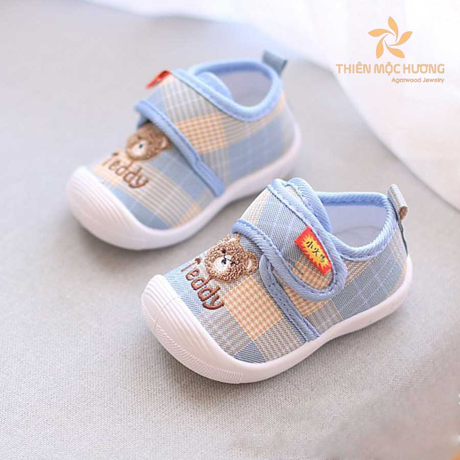 Quà tặng cho bé trai 1 tuổi - 2 tuổi là giày tập đi giúp bé có những bước đi đầu đời êm ái