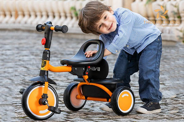 Xe đạp 3 bánh là món quà tặng cho bé trai 3 tuổi - 4 tuổi tuyệt vời để bé học cách cân bằng