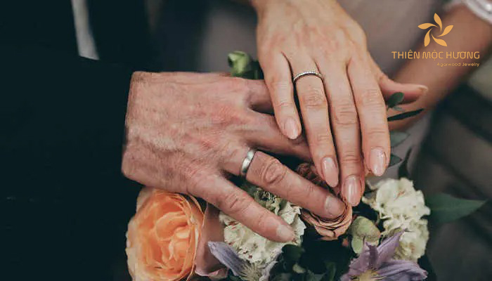 Chọn nhẫn cưới tháng cô hồn vừa vặn với tay để có thể giữ được dài lâu