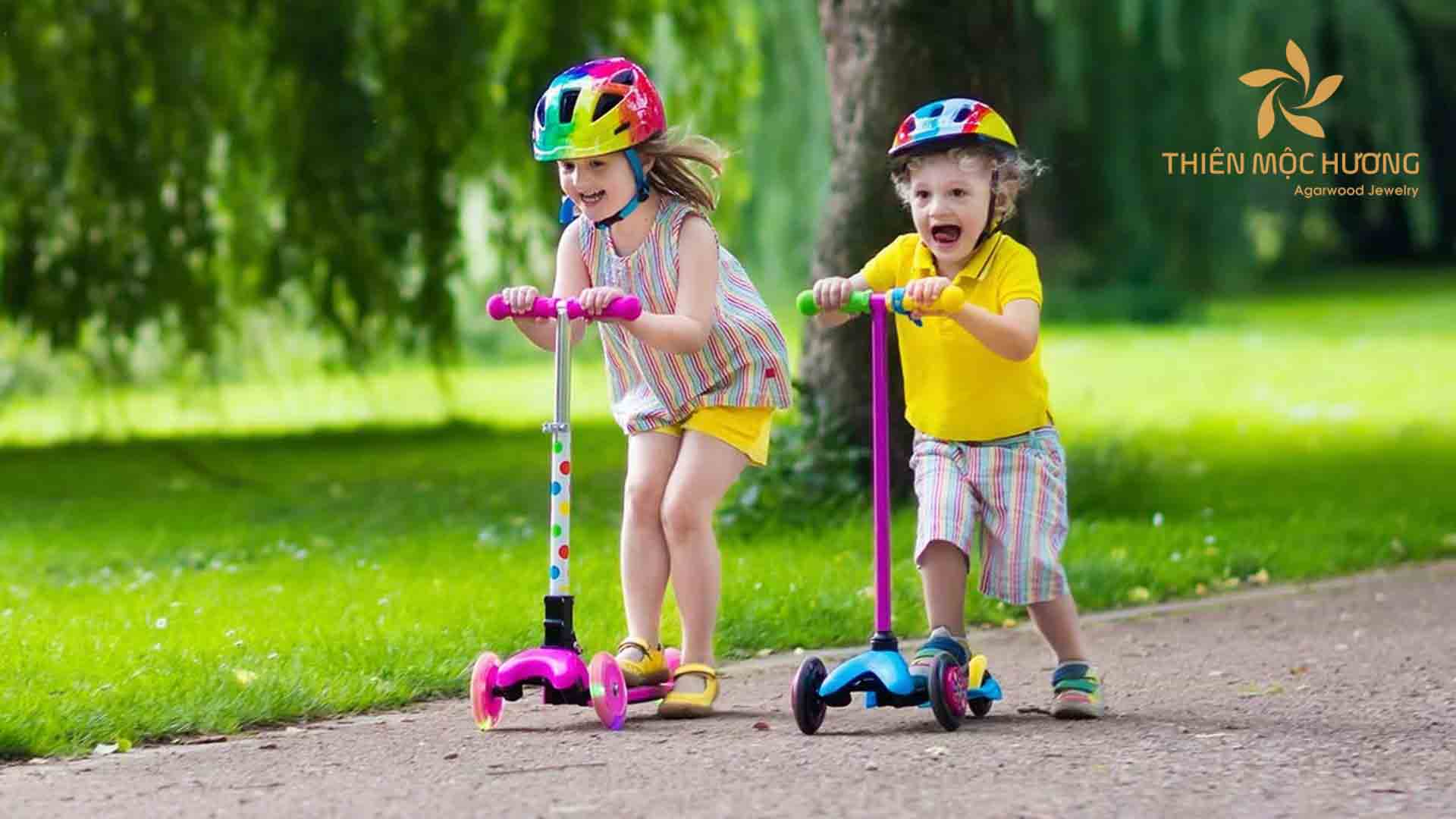 Món quà tặng cho bé gái 9 tuổi giúp bé vận động nhiều chính là xe trượt Scooter