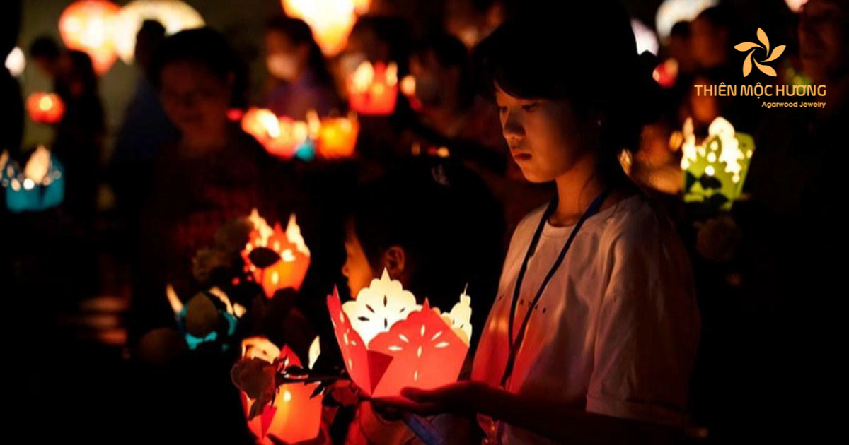 Đèn hoa đăng được dâng lên để cầu nguyện cho cha mẹ - Hình ảnh cho mùa Vu Lan báo hiếu