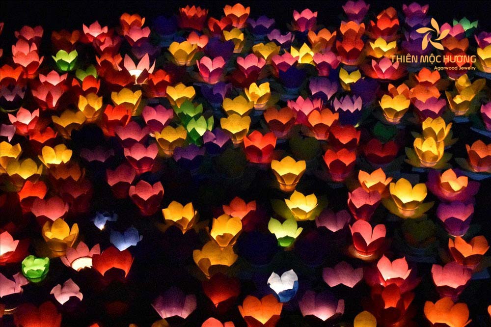 Hình ảnh cho mùa Vu Lan báo hiếu - Hình ảnh thả đèn hoa đăng đầy màu sắc trong lễ Vu Lan