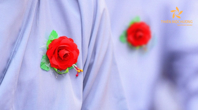 Ý nghĩa màu hoa hồng ngày vu lan - Gắn trên ngực áo một đóa hoa hồng đỏ khi cha mẹ vẫn còn bên cạnh