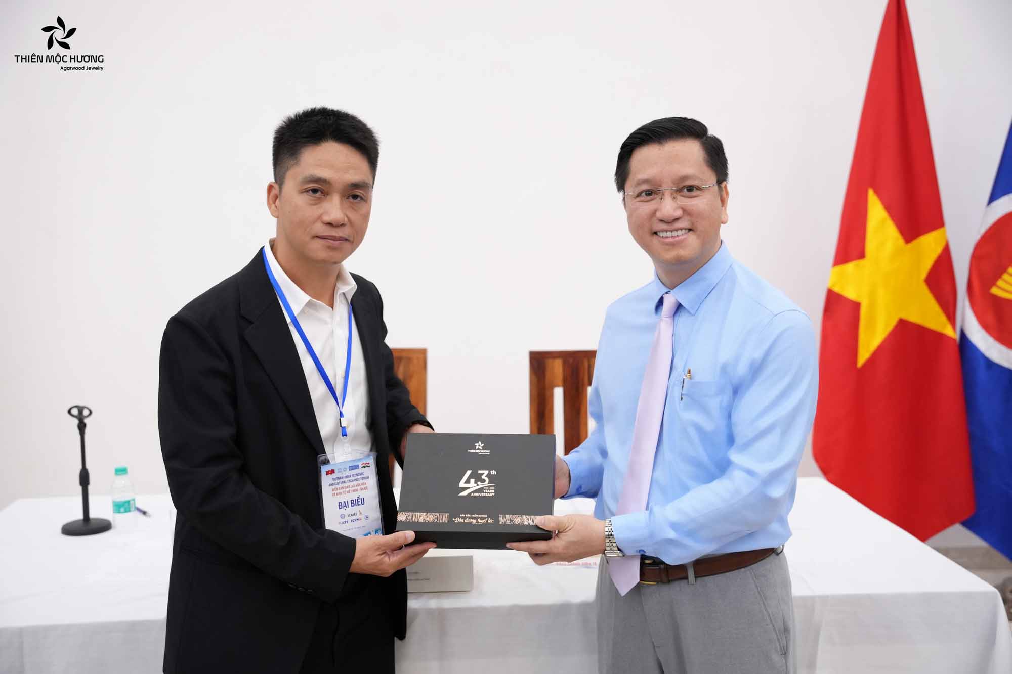Thiên Mộc Hương tặng món quà bản sắc Trầm Hương cho Đại sứ quán Việt Nam