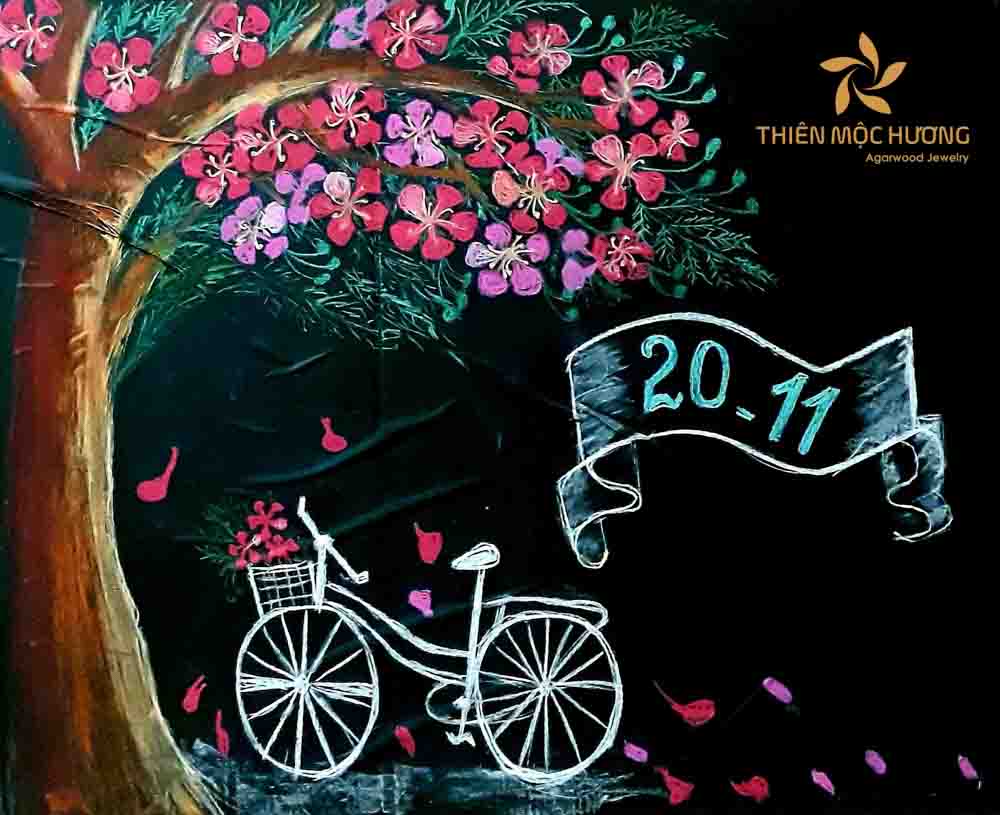 Mẫu trang trí bảng ngày 20/11 bằng phấn dùng hình ảnh xe đạp và cây phượng vô cùng lãng mạn