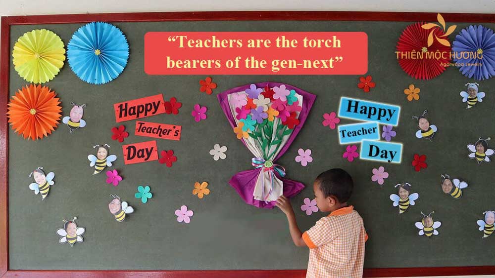 Hoa giấy được dùng trong trang trí bảng ngày Nhà giáo Việt Nam