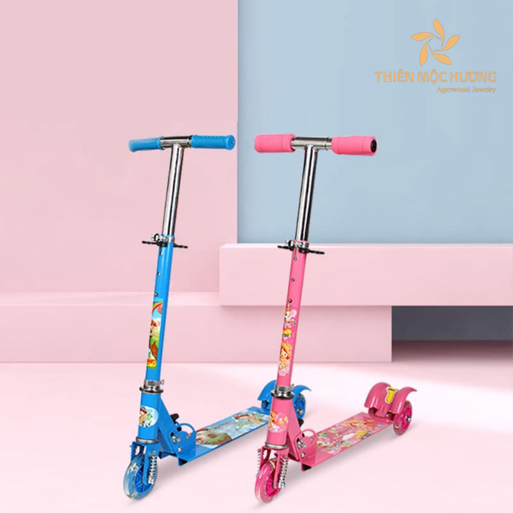 Tặng xe scooter cho bé gái giúp phát triển các kỹ năng cần thiết