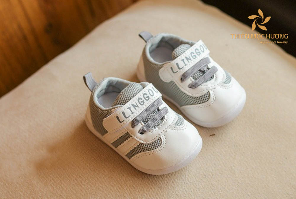 Quà tặng Noel cho bé là giày tập đi giúp bé vững bước những bước đi đầu tiên