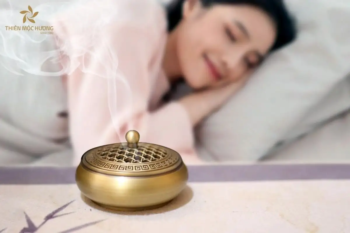 Khói trầm hương chứa nhiều hoạt chất tác động đến hệ thần kinh, nhờ đó bạn có thể dễ dàng đi vào giấc ngủ sâu và duy trì trạng thái nghỉ ngơi trọn vẹn hơn