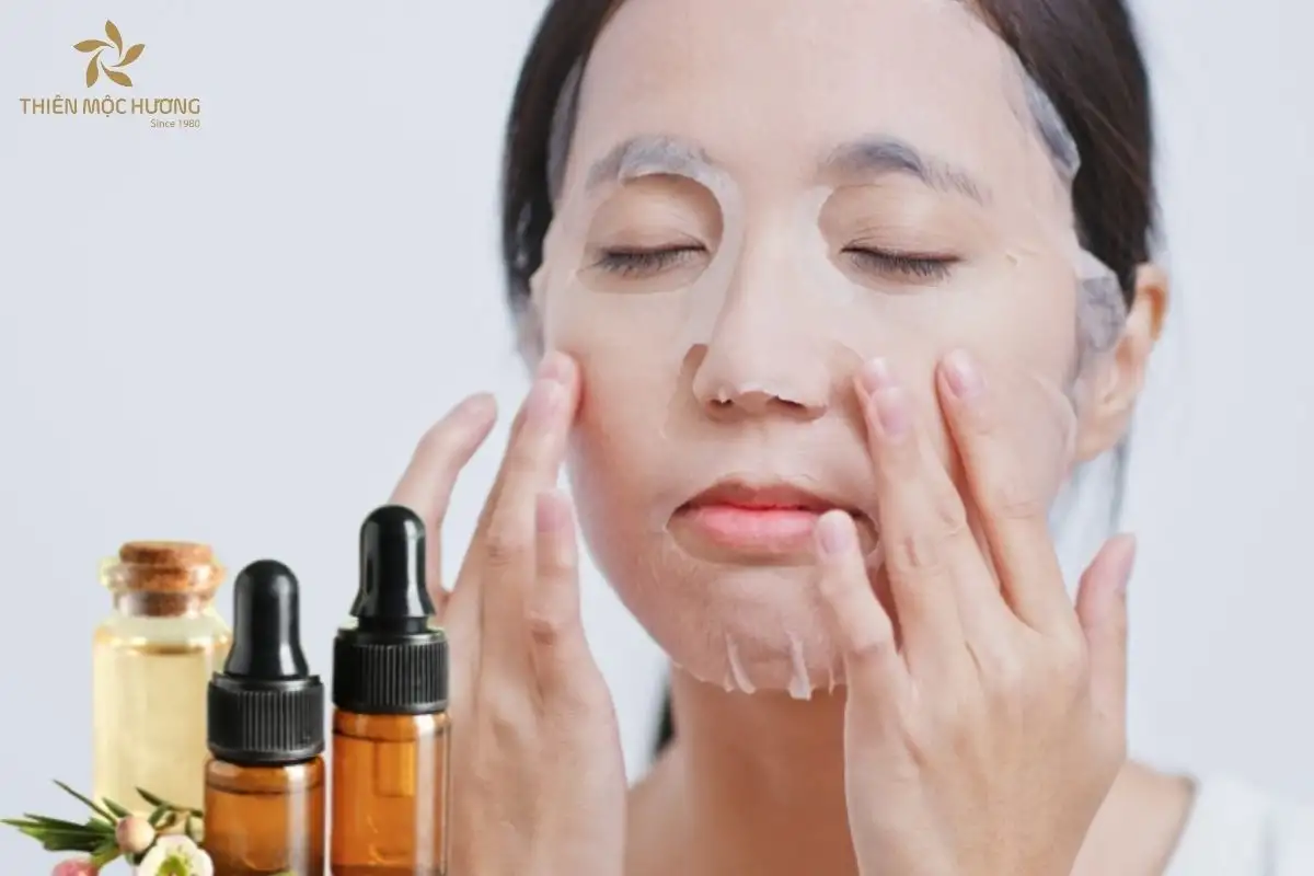 Tinh dầu trầm hương chứa nhiều hợp chất sinh học giúp làm dịu da, giảm mụn viêm, ngăn ngừa vi khuẩn và làm chậm lão hóa, nhờ đó làn da dần trở nên săn chắc, đều màu và tươi sáng hơn