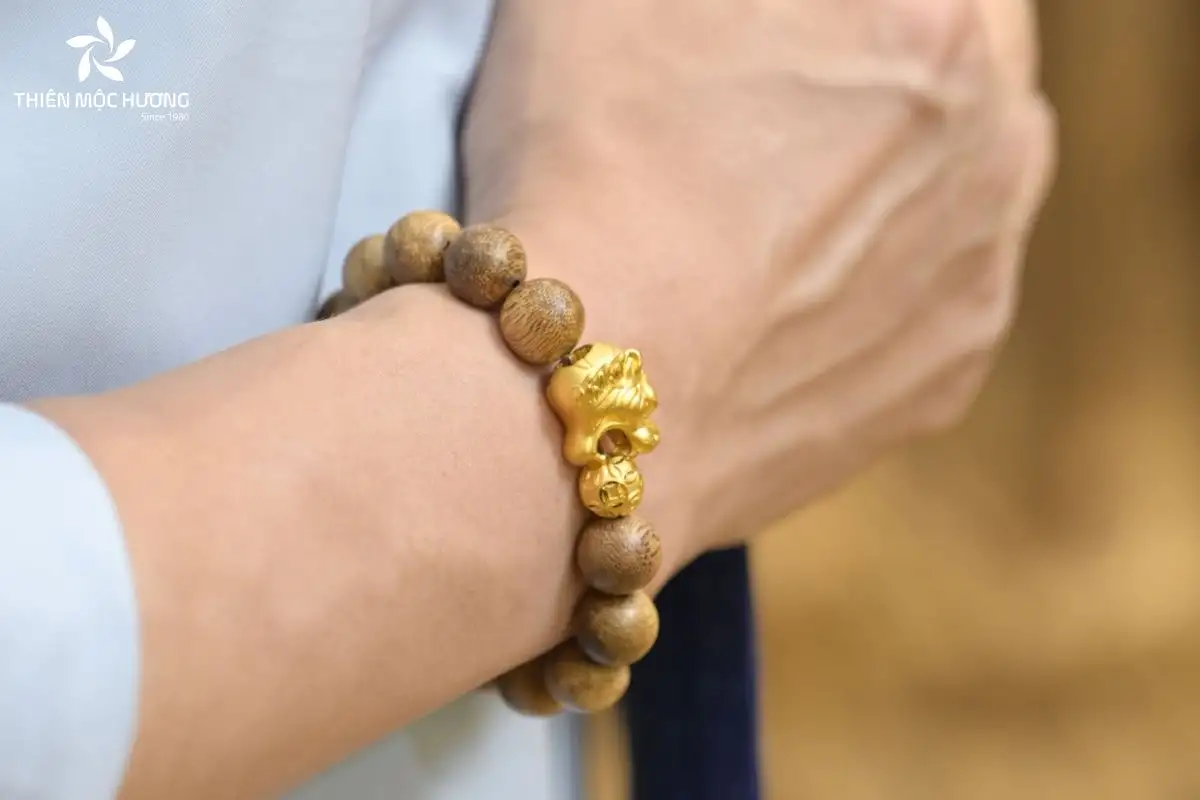 Trầm hương được coi là vật phẩm linh thiêng mang năng lượng thịnh vượng, giúp gia chủ chiêu tài, giữ phúc và duy trì may mắn khi được sử dụng đúng cách