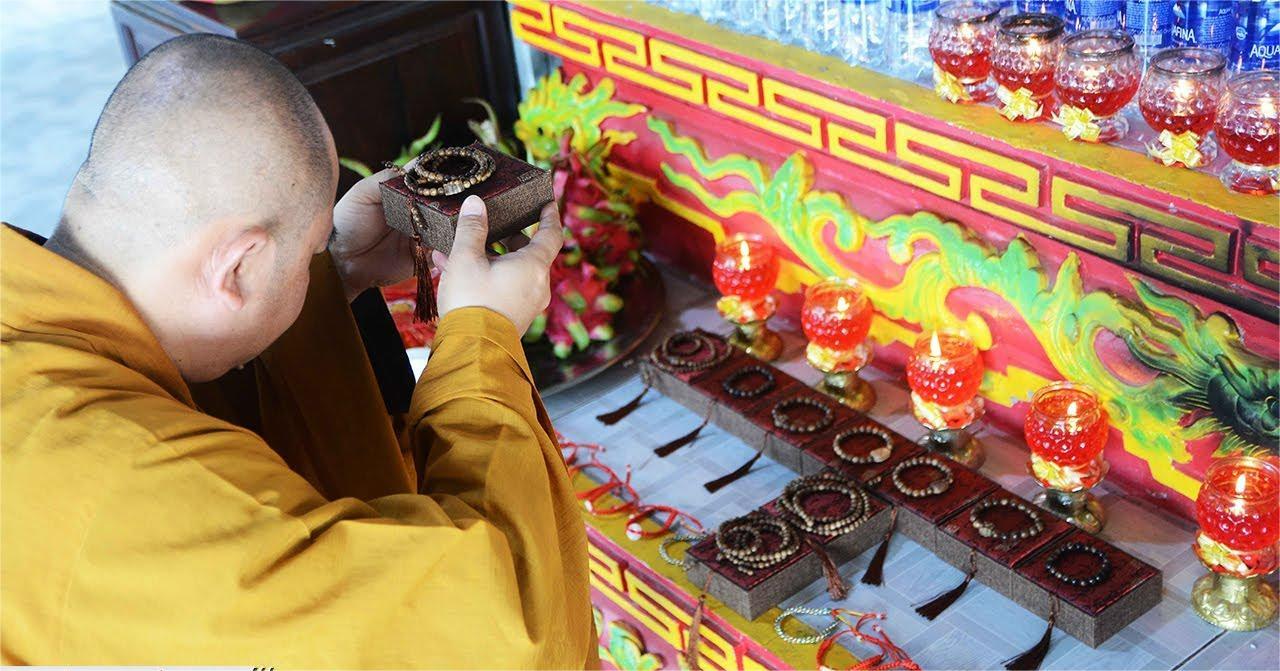 Trì chú vòng tay trầm hương tại nhà - Nên hay không?