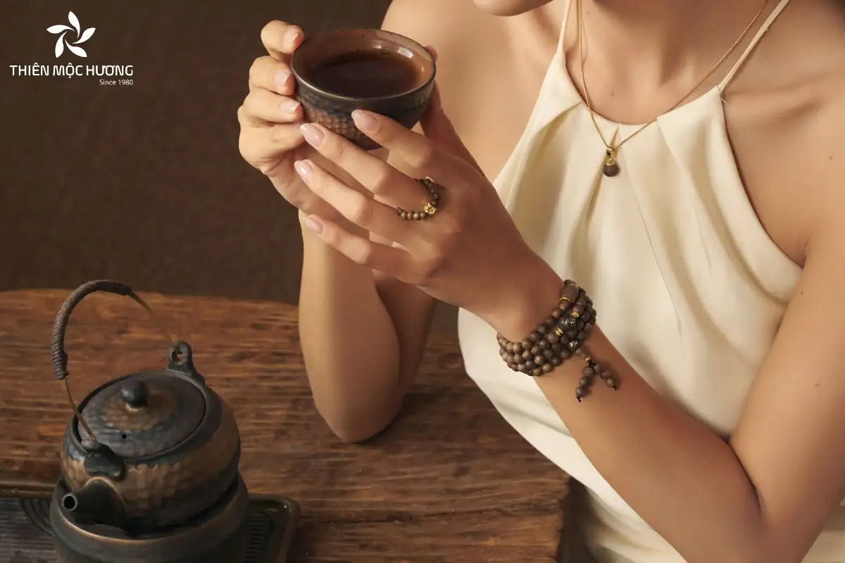 Người sành trầm đeo vòng 108 hạt ở tay trái để tạo sự gọn gàng, vừa vặn và đón nhận năng lượng tích cực, giúp tâm trí an yên trước áp lực cuộc sống