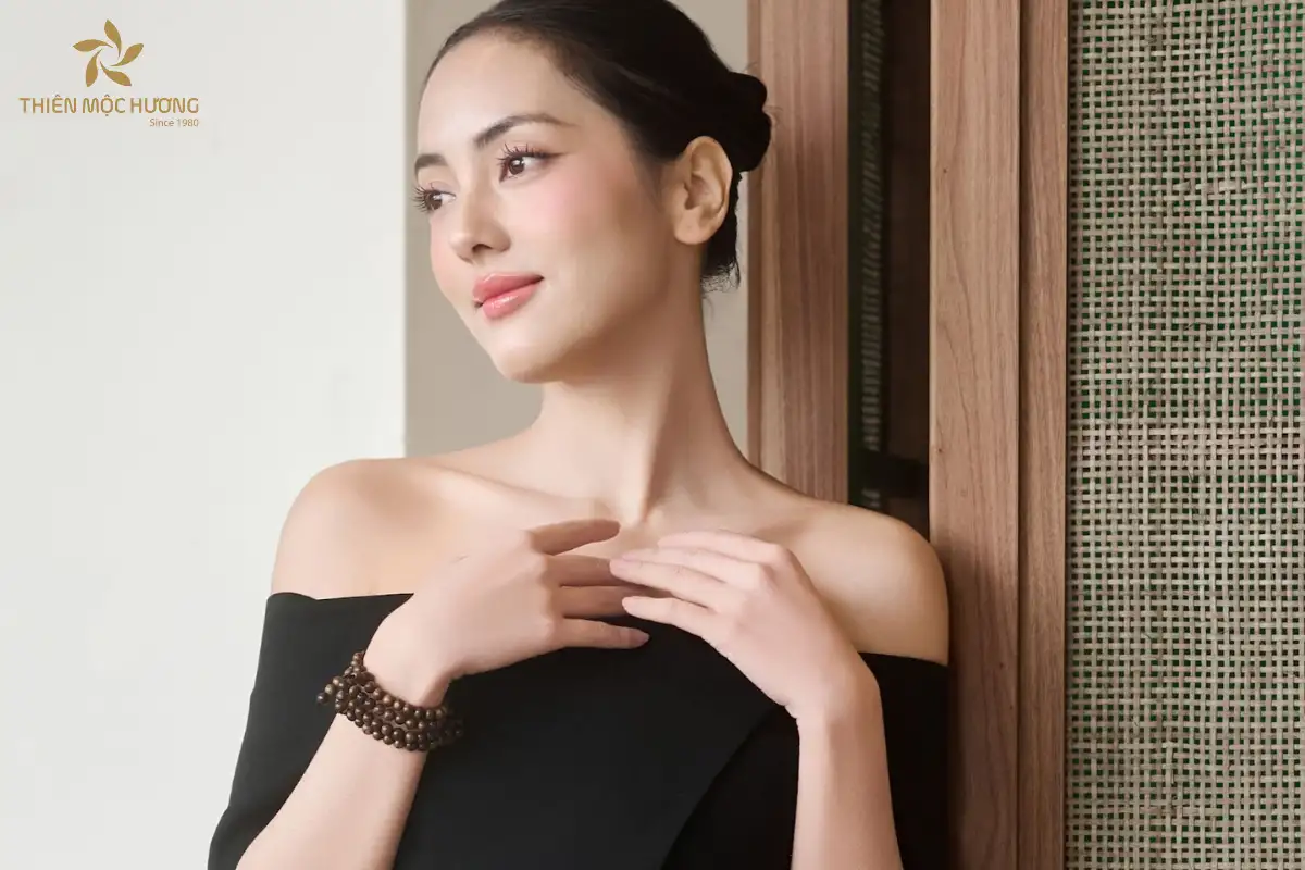 Người dùng có thể chọn cách đeo vòng trầm hương 108 hạt ở tay trái để thu hút năng lượng an lành hoặc tay phải để lan tỏa thiện ý, miễn sao tạo cảm giác thoải mái khi sử dụng