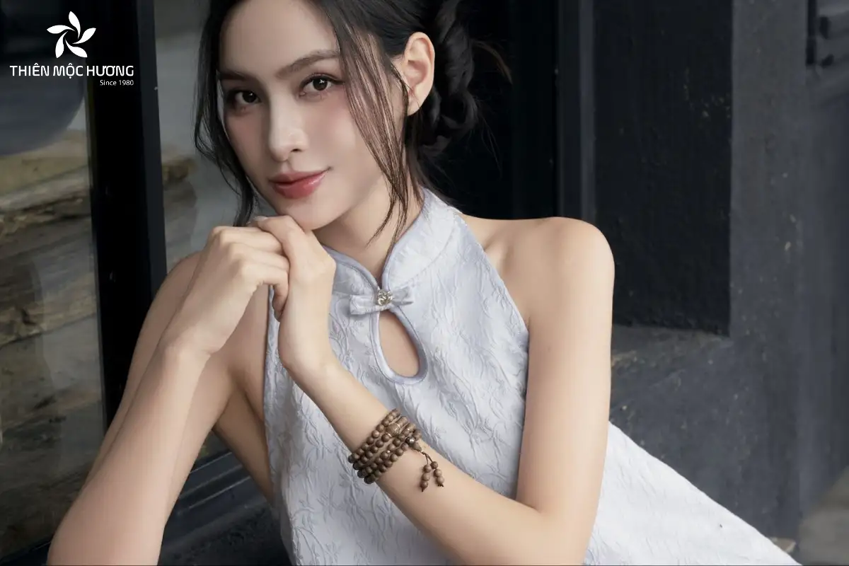 Người dùng cần chú ý bảo quản, vệ sinh đúng cách và tránh các tác nhân gây hại để giữ trọn giá trị thẩm mỹ, mùi hương và công năng phong thủy của vòng trầm hương 108 hạt