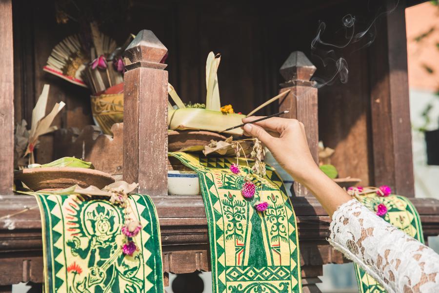 thu-tu-thap-huong-tren-ban-tho
