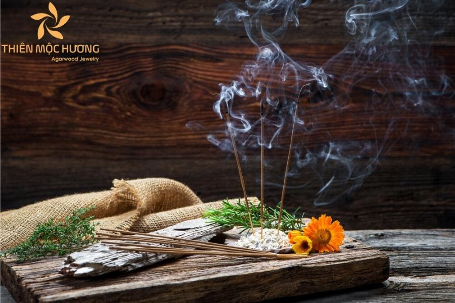 Nhiều gia đình hiện nay đã chuyển sang dùng nhang trầm thay thế nhang hóa chất thông thường