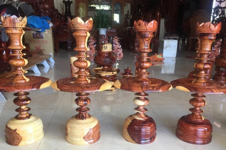 trang-tri-ban-tho-gia-tien
