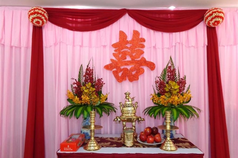trang-tri-ban-tho-gia-tien