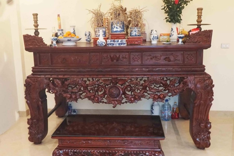 trang-tri-ban-tho-gia-tien