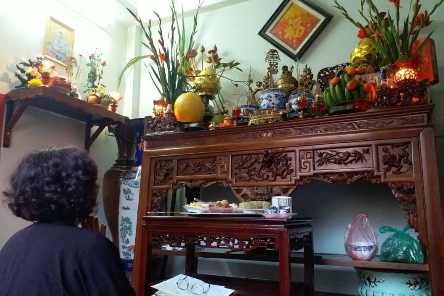 trang-tri-ban-tho-gia-tien
