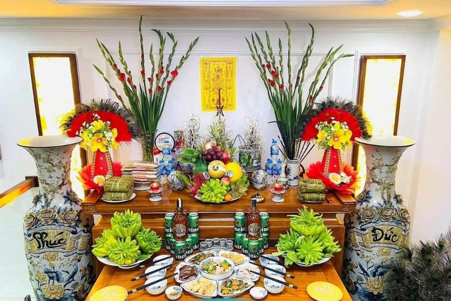 trang-tri-ban-tho-gia-tien