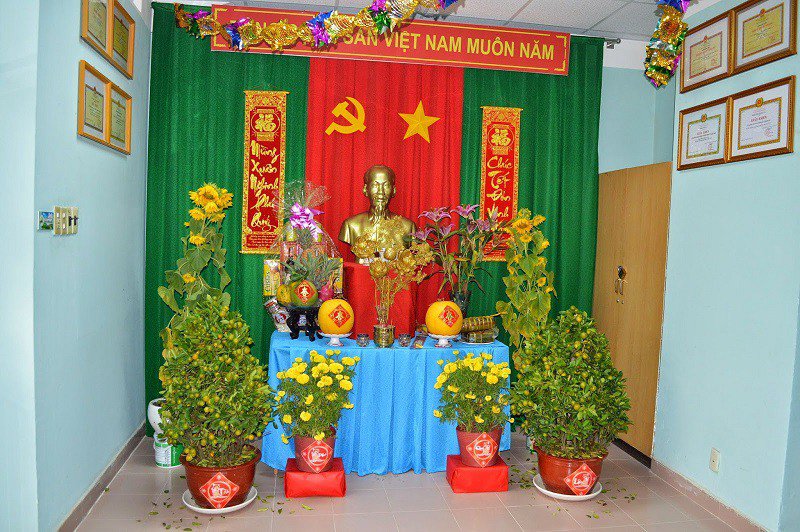 Trang trí bàn thờ Tổ Quốc ngày Tết