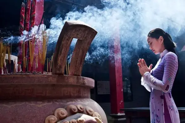 Đi chùa cầu an trong tháng cô hồn