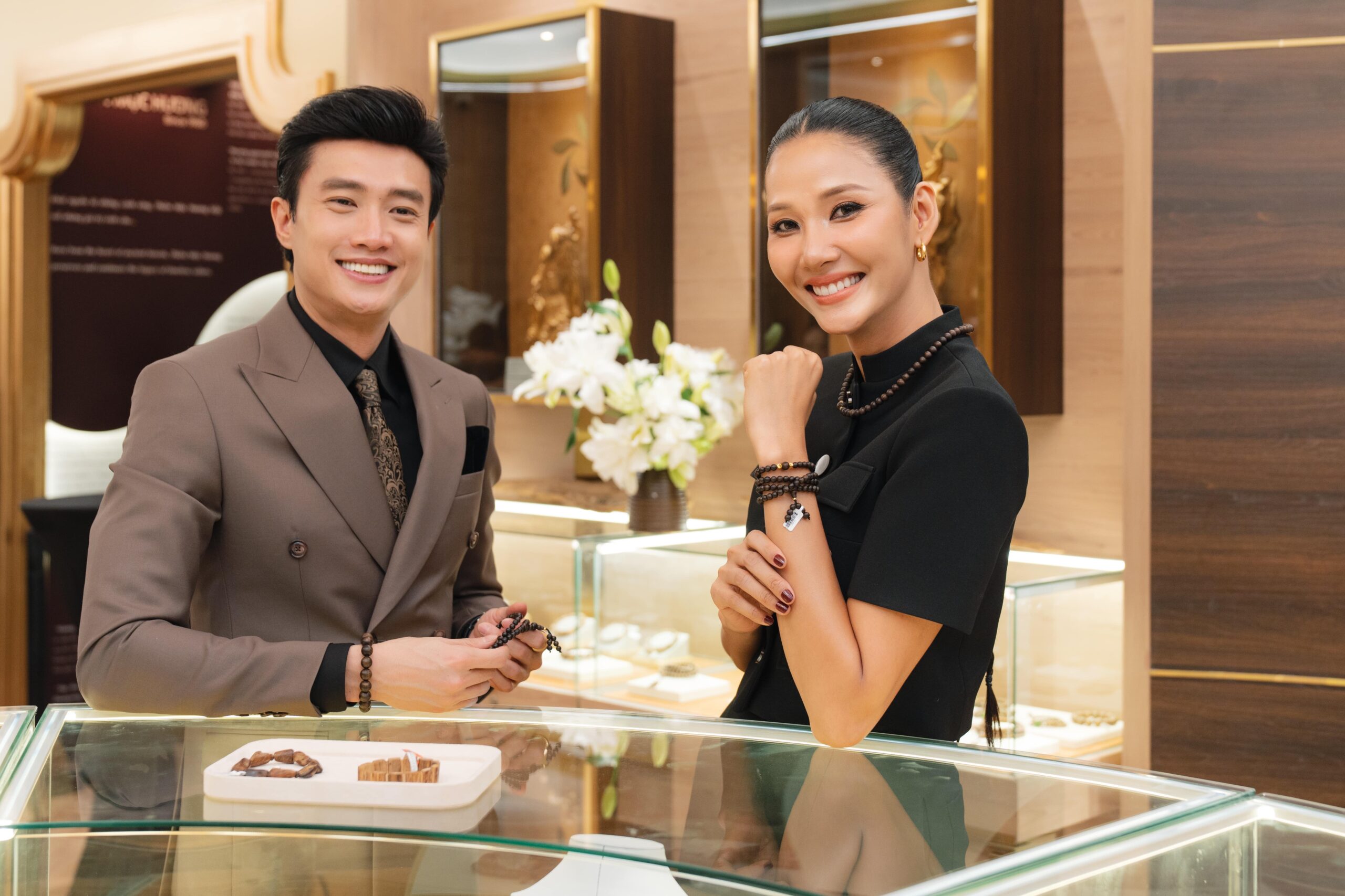 Hoàng Thùy - Quốc Trường tại sự kiện khai trương Thiên Mộc Hương 20A Nguyễn Trãi, Quận 5