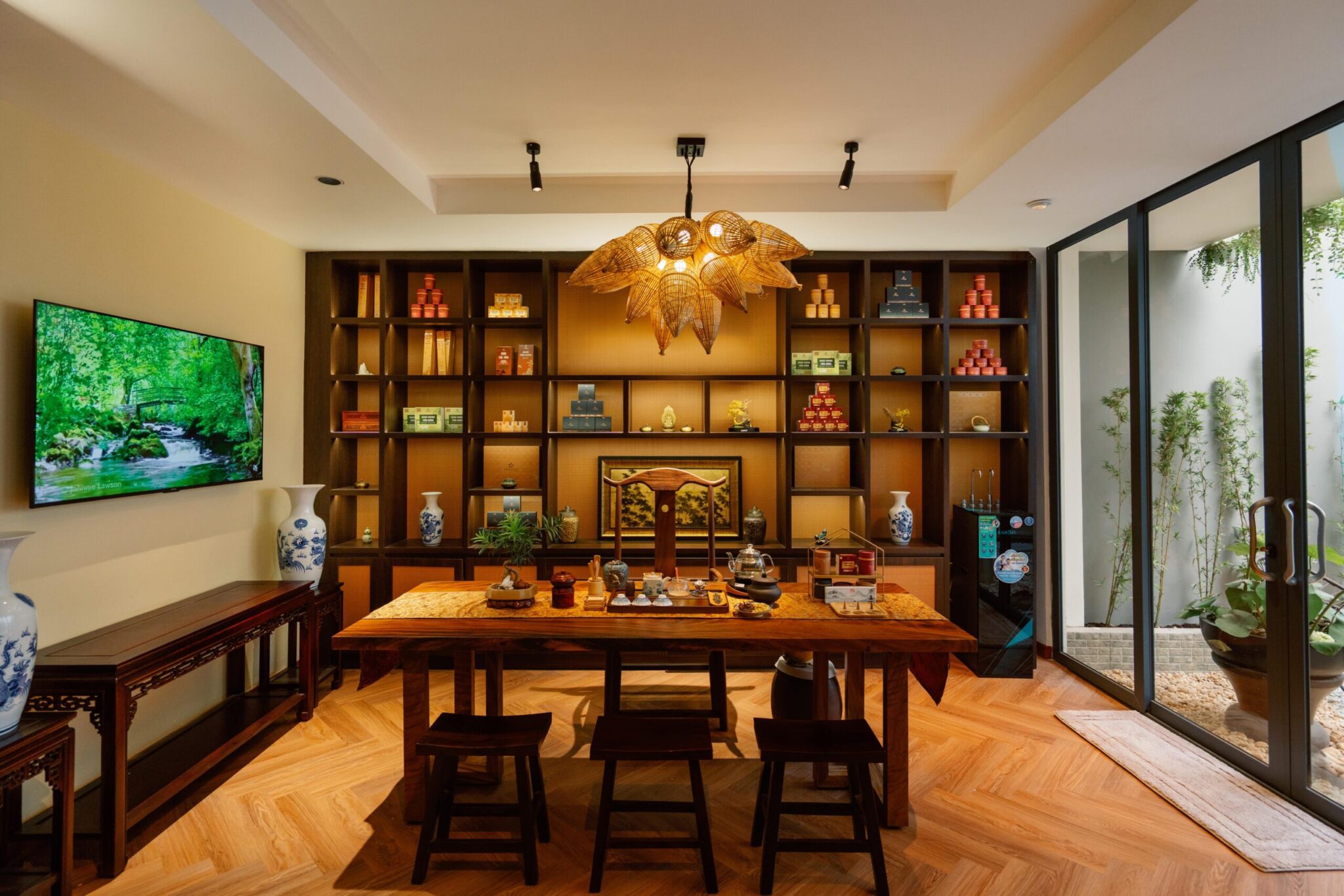 Khoảnh khắc thanh lọc tinh thần giữa lòng thành phố xa hoa tại phòng thưởng trầm